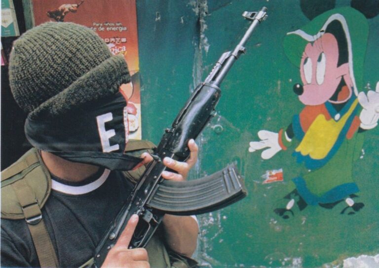 Un integrante del Ejército de Liberación Nacional (ELN) recorría las calles de la Comuna 13 en la ciudad de Medellín.
Fotografía: Edgar Domínguez / 2002 / Colombia a través del tiempo 2001 - 2002 / Casa Editorial El Tiempo